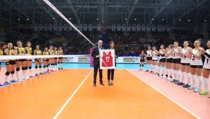 Voleybolun efsanesi Neslihan'a Teşekkür