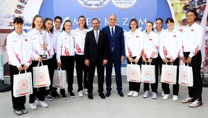 Bakan Kasapoğlu Şampiyon Voleybolcuları Ağırladı