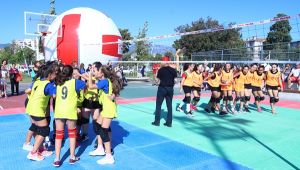 İzmir'de Mini Voleybol Şenliği Düzenlendi