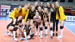VakıfBank derbi zaferiyle liderliği garantiledi