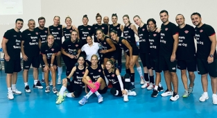 Şeyma Ercan ve Aslı Kalaç'a Plaket