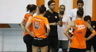 Eczacıbaşı Dynavit, Polonya'ya gidiyor