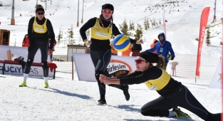 Kar Voleybolu Türkiye Şampiyonası'nda İkinci Gün Sona Erdi