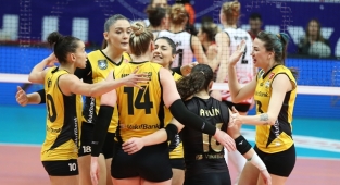 VakıfBank, AXA Sigorta Kupa Voley'de finalde! 
