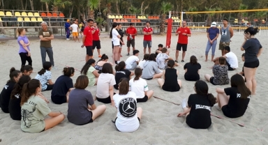 Türkiye'nin İlk Plaj Voleybolu Semineri Kuşadası'nda Yapıldı
