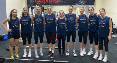 Adam Voleybol Sahaya İndi