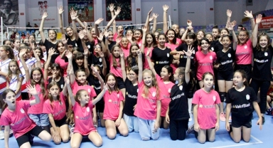 Bursa’da Mini Voleybol Şenliği Yapıldı 