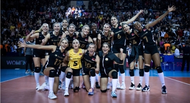 VakıfBank Namağlup Yarı Finalde