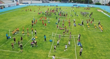 İstanbul’da Mini Voleybol Şenliği Yapıldı