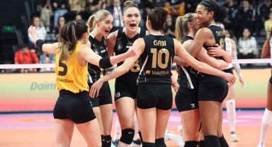 VakıfBank, derbide zaferi 3-0 ile aldı
