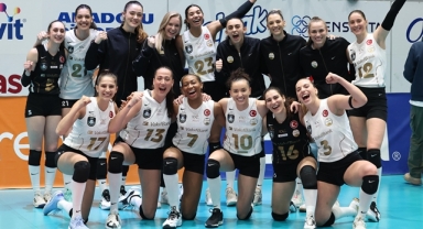 VakıfBank, derbiyi yine set vermeden kazandı