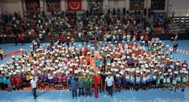 Bursa'da Mini Voleybol Şenliği Yapıldı
