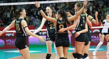VakıfBank, Zeren Spor'a set vermedi