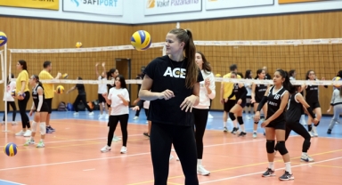 VakıfBank Kadın Voleybol Takımı Kız Öğrencileri Ağırladı