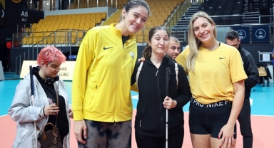 VakıfBank’tan dünyada ilk! Görme engellilere voleybol deneyimi yaşatıldı