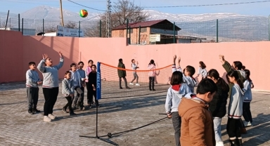 İstanbul Voleybol Kulübü'nden Deprem Bölgesindeki Okullara Yardım