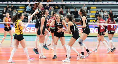 VakıfBank, Kupa Voley'de yolu yarıladı