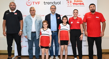 Hakkari'li Kız Çocukları İstanbul'da Voleybol Dolu Bir Gün Yaşadı