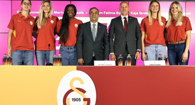 Galatasaray'da yeni transferlerin imza töreni gerçekleşti