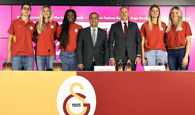 Galatasaray'da yeni transferlerin imza töreni gerçekleşti