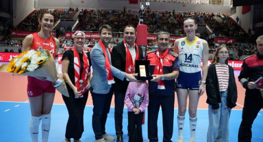 Yeni sezona İzmir İtfaiyesi ve İzmirli kız çocuklarıyla el ele başladılar