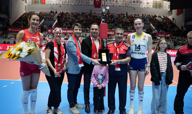 Yeni sezona İzmir İtfaiyesi ve İzmirli kız çocuklarıyla el ele başladılar