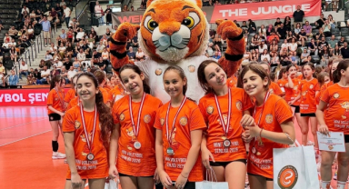 Eczacıbaşı Spor Kulübü Mini Voleybol Şenliği gerçekleşti