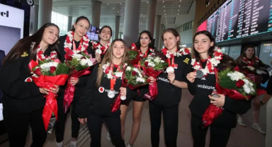 Dünya İkincisi U17 Kız Milli Takımımıza Çiçekli Karşılama