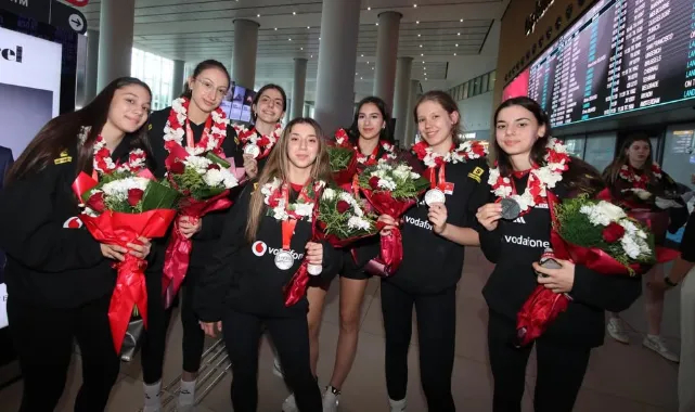 Dünya İkincisi U17 Kız Milli Takımımıza Çiçekli Karşılama